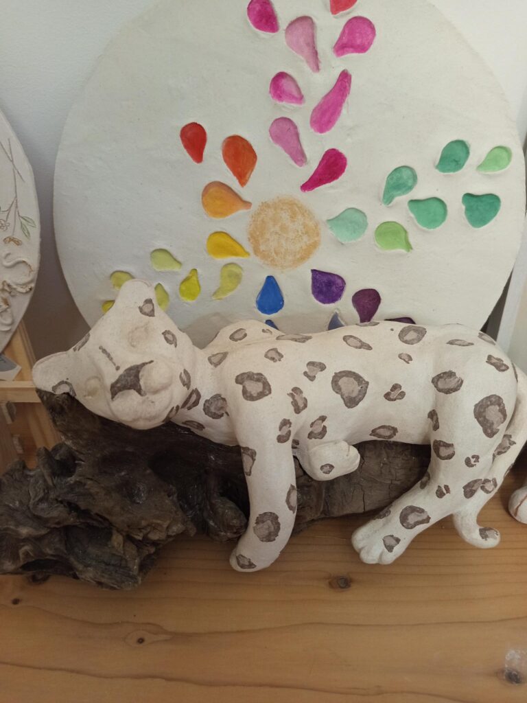 Sculpture panthère sur son bout de bois